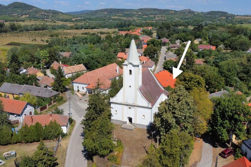 Parokia Apartman Es Coworking A Balaton Mellett Kaptalantoti Εξωτερικό φωτογραφία